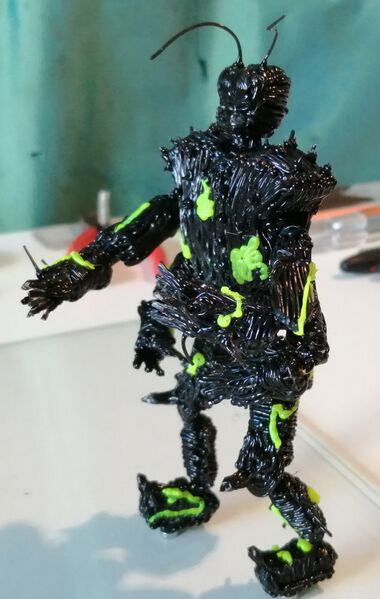 File:Yellowsplatters figurine by Momo 2.jpg