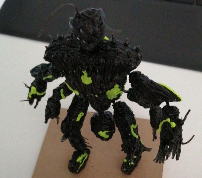 File:Yellowsplatters figurine by Momo 5.jpg