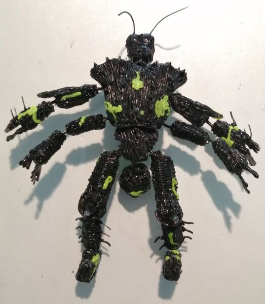 File:Yellowsplatters figurine by Momo 3.jpg